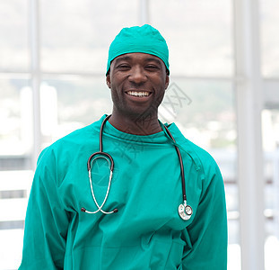 一位带着绿色擦绿剂微笑的医生的肖像图片