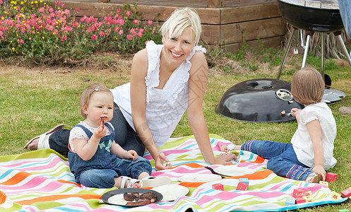 母亲和女儿一起野餐图片