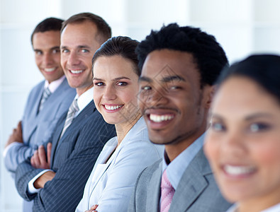 美丽的女商务人士和她的团队排成一行同事微笑商务团体人士领导经理管理人员男性内衬图片