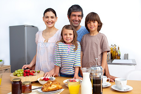 幸福的一家人一起吃早餐桌子朋友食物父亲乐趣女士女孩维生素谷物生长图片