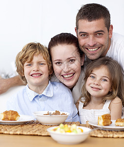 幸福家庭吃早餐的肖像女孩享受父亲橙子厨房女性房子乐趣快乐生活图片