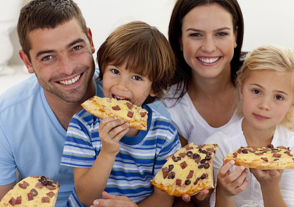 家庭在客厅吃披萨的肖像图片