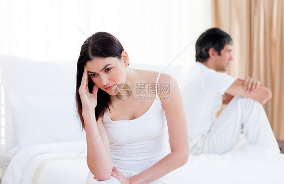 愤怒的一对夫妇在床上吵架图片