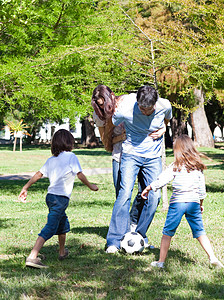 生活如家的家庭在踢足球图片