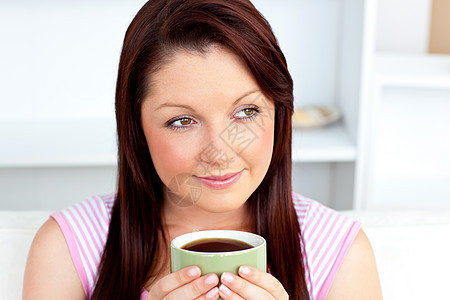 白种女人在家喝咖啡的白人女人图片