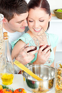 爱情夫妻在厨房准备意大利面 喝醉赢图片