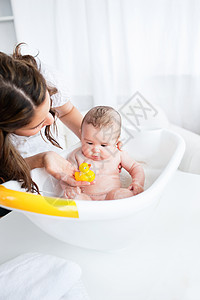 美丽的母亲给孩子洗澡时的宝宝洗澡图片