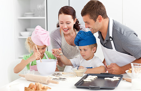 幸福的一家人一起在厨房煮奶油图片