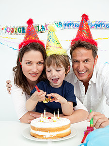 小男孩在家里庆祝生日 在家过生日图片