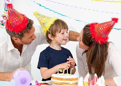 养父母们庆祝儿子生日的节日图片