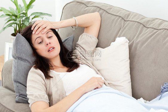 身体不适的女人在休息时感觉到自己的体温图片