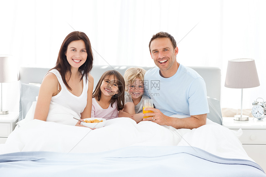 一家人一起在床上吃早餐开心啊图片