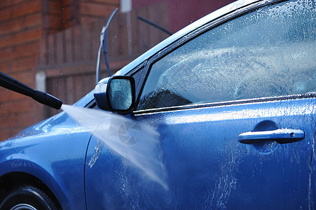洗车男人蓝色车辆打扫清洁工肥皂软管图片