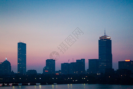 波士顿后海湾天线 天亮时看到反射摩天大楼天空建筑物天际景观蓝色建筑学办公室建筑图片