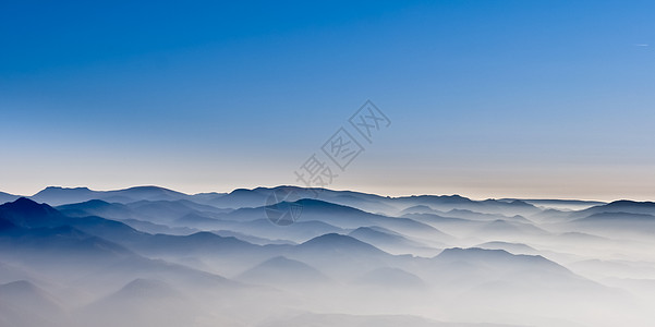 Misty山丘 迷雾山沉暗的地貌图片