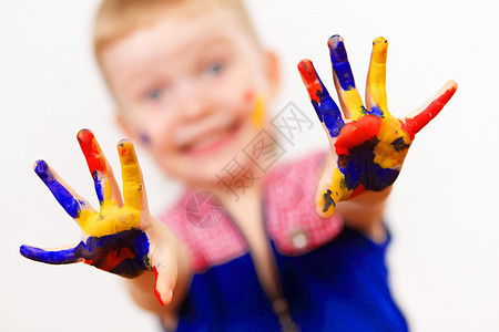 手上涂着油漆的幸福的孩子童年身份工艺乐趣指纹画家幼儿园快乐喜悦绘画图片