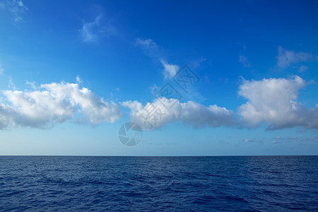 蓝色天空中云层积聚在水平线上旅行反射海浪环境天气地平线巡航海洋海滩海岸图片