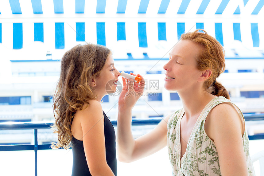 带母亲使用防晒霜的女童家庭鼻子孩子们阳光蓝色太阳黑发洗剂防晒童年图片