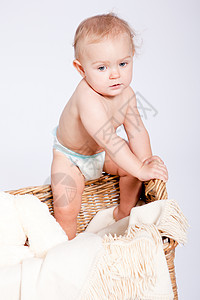 带着泰迪的篮子中可爱的小婴儿喜悦女性快乐动物童年孩子玩具皮肤眼睛家庭图片