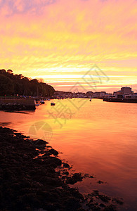 英国日落威茅斯港码头日落游艇天空橙子运输蓝色海景海洋日出图片