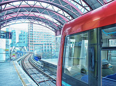 从伦敦地铁站出发的地铁列车图片