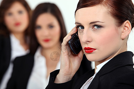 在手机上说话的装腔作势的女人背景图片