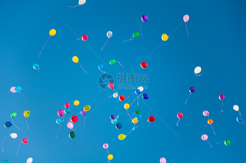 蓝色天空背景上的多彩气球派对庆典橙子仪式飞行生日丝带自由乐趣阳光图片
