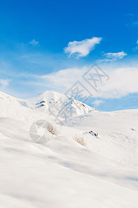 明亮的冬天天雪山岩石顶峰风景场景冰川全景滑雪太阳天空阳光图片