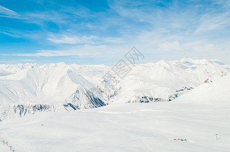 明亮的冬天天雪山蓝色滑雪冰川全景山脉阳光白色风景太阳假期图片