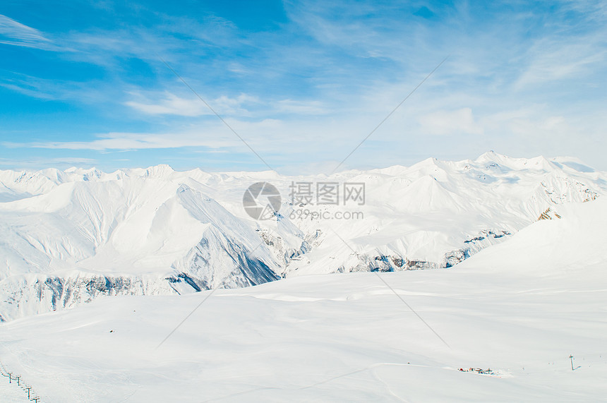 明亮的冬天天雪山蓝色滑雪冰川全景山脉阳光白色风景太阳假期图片