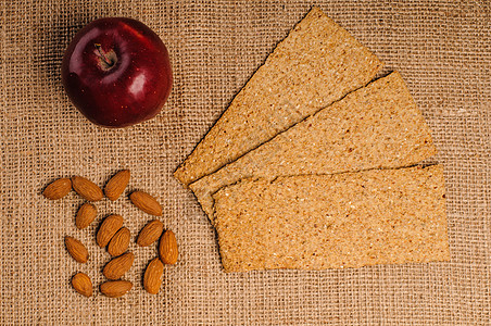 红苹果 有脆面包和杏仁小吃水果营养团体饮食解雇早餐饼干小麦午餐图片
