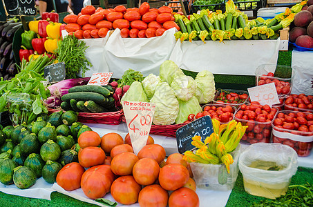市场摊位上的水果和蔬菜食物营养店铺销售农场茄子生产豆荚展示杂货图片