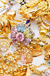 大量金首饰的收藏戒指珠宝连锁店奢华挂坠盒项链女性金子珠子耳环图片
