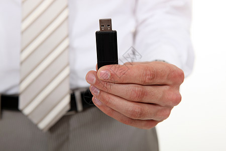 持有USB棒的商务人士插头店铺数据钥匙芯片商业文件夹电脑内存磁盘图片
