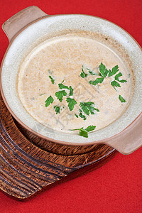 蘑菇奶霜汤课程盘子用餐木头蔬菜烹饪草本植物起动机肉汤勺子图片