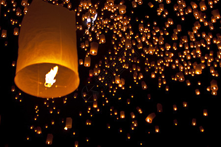 天空灯笼烟火节 泰国清迈家庭新年游客蜡烛传统派对节日公园星星宗教图片