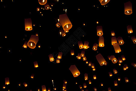 天空灯笼烟火节 泰国清迈蜡烛星星传统天空公园灯笼新年气球游客庆典图片