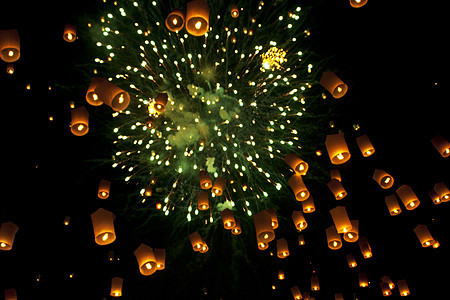 天空灯笼烟火节 泰国清迈旅行公园庆典蜡烛星星游客新年家庭派对宗教图片