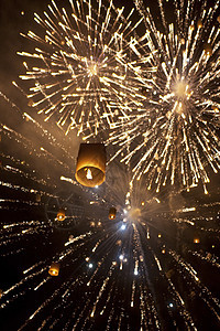 天空灯笼烟火节 泰国清迈星星新年气球庆典火焰文化灯笼橙子游客天空图片