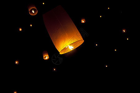天空灯笼烟火节 泰国清迈火焰宗教节日家庭旅行庆典新年橙子灯笼气球图片