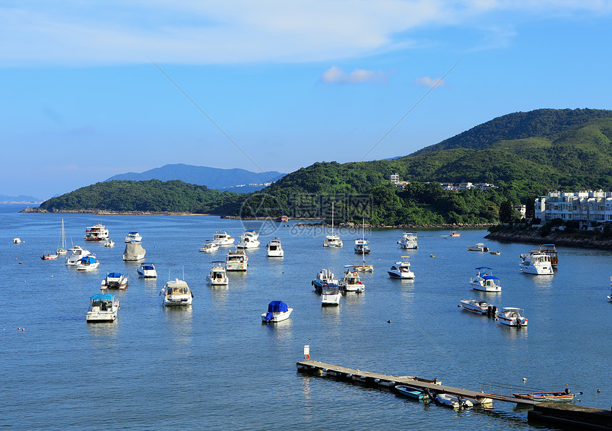 在海湾的游艇全景海岸线山脉城市教会旅游房子旅行港口村庄图片