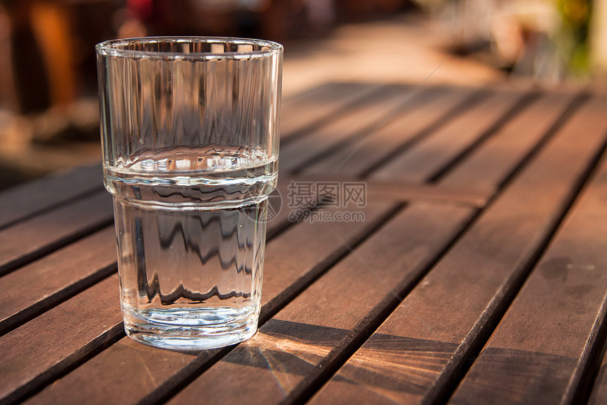 杯水桌子玻璃液体状态平衡生活静物反射观点矿物图片