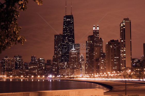 在芝加哥的夜晚办公楼都市城市生活建筑学摩天大楼城市水平天际全景市中心图片