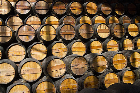 地窖上的木制葡萄酒桶图片