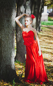 看法太阳裙子女孩口红头发黄色树木树叶公园背景图片