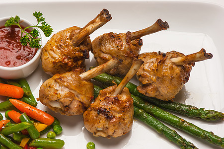 鸡腿 有和番茄酱奢华香料青菜服务桌子饮食美食餐厅盘子食物图片