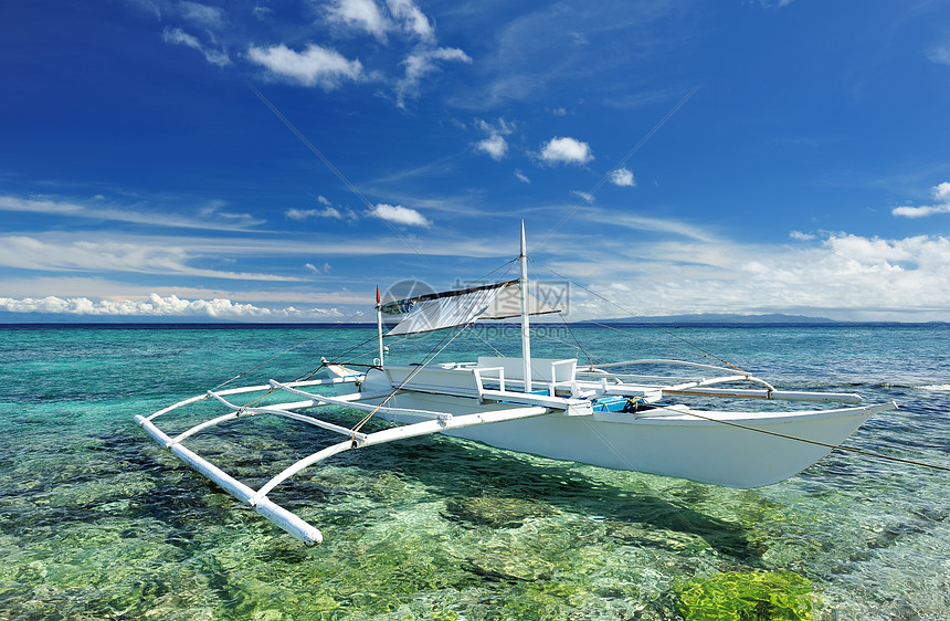 美丽的海滩和船风景假期海洋地平线海景蓝色旅行边缘天空荒野图片