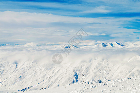 明亮的冬天天雪山全景山脉蓝色场景白色旅行滑雪岩石阳光顶峰图片