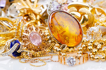 大量金首饰的收藏奢华金子钻石魅力戒指宏观连锁店珠宝项链珠子图片