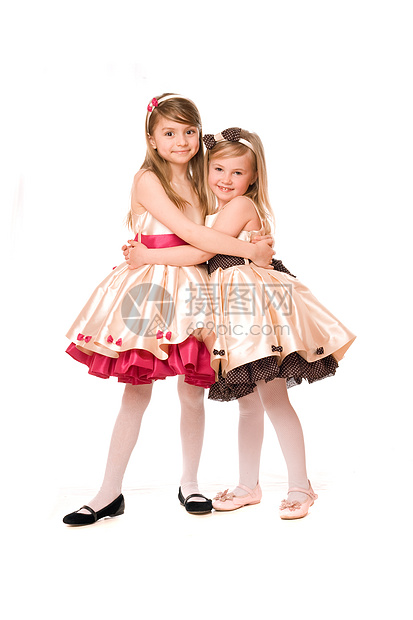 两个穿裙子的有魅力的小姑娘图片
